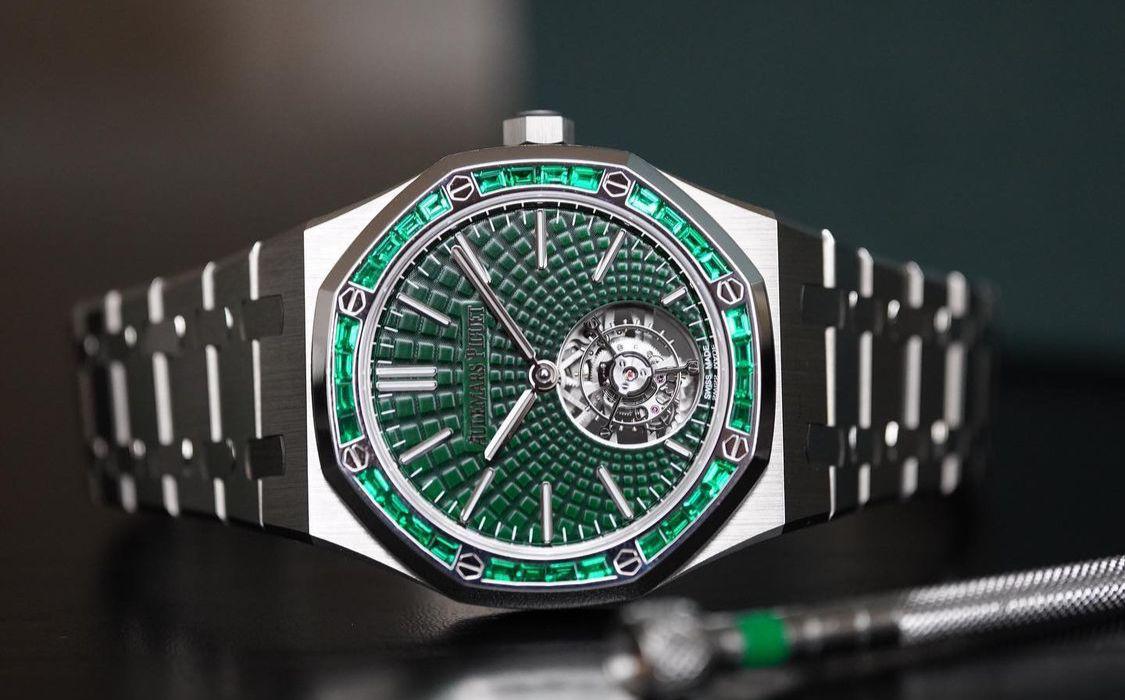 AUDEMARS PIGUET ROYAL OAK Titanium Emerald Set Platinum Bezel Ref. 26532IC.EE.1220TI.01