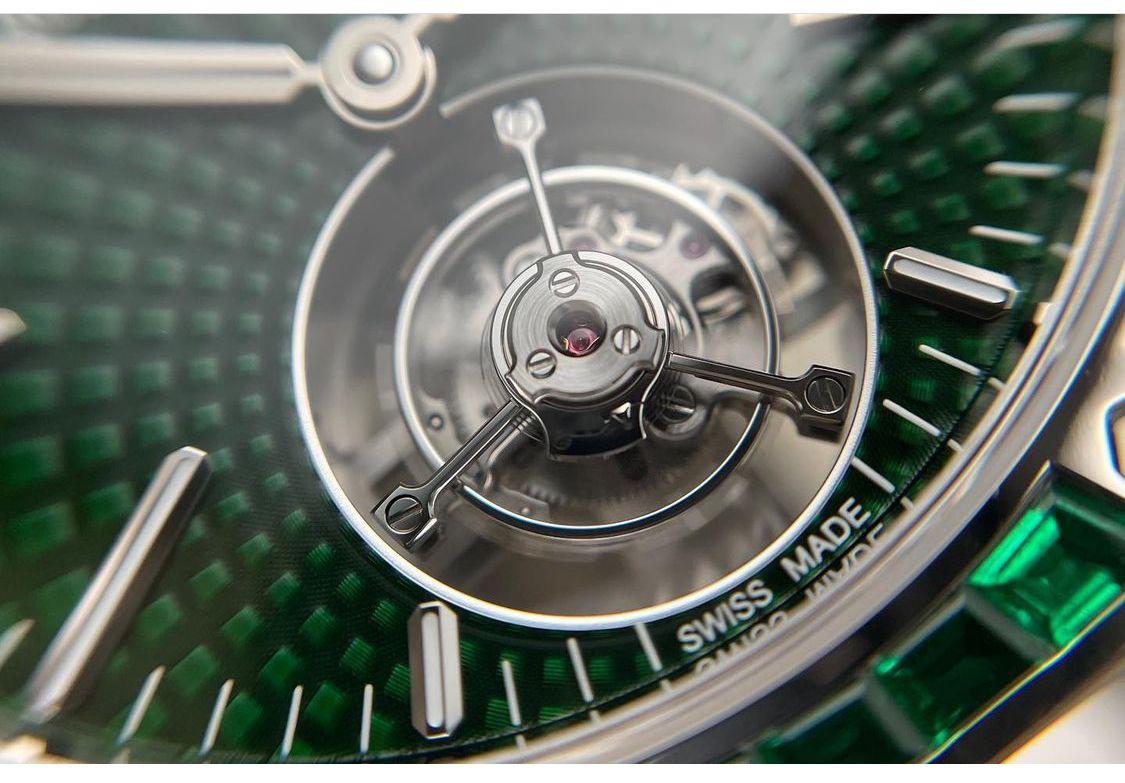 AUDEMARS PIGUET ROYAL OAK Titanium Emerald Set Platinum Bezel Ref. 26532IC.EE.1220TI.01